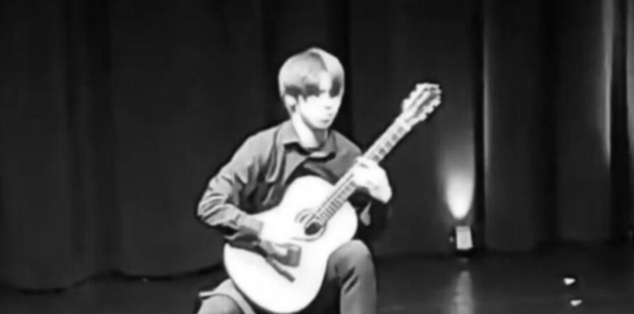 Jiujiu Wu performing classical guitar at the University of Texas at Dallas Guitar Competition